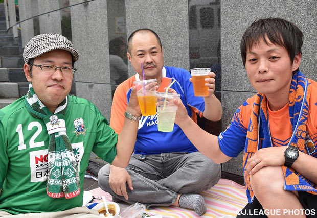 両チームのサポーターが試合前に景気づけの一杯！【明治安田Ｊ２ 第16節 岐阜vs長崎】