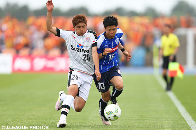 ライン際の攻防を繰り広げる川口 尚紀（清水）と船谷 圭祐（水戸）【明治安田Ｊ２ 第16節 水戸vs清水】