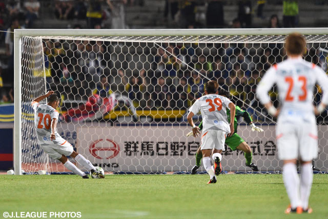 前半終了間際に河原 和寿のPKで同点に追い付いた愛媛【明治安田Ｊ２ 第16節 群馬vs愛媛】
