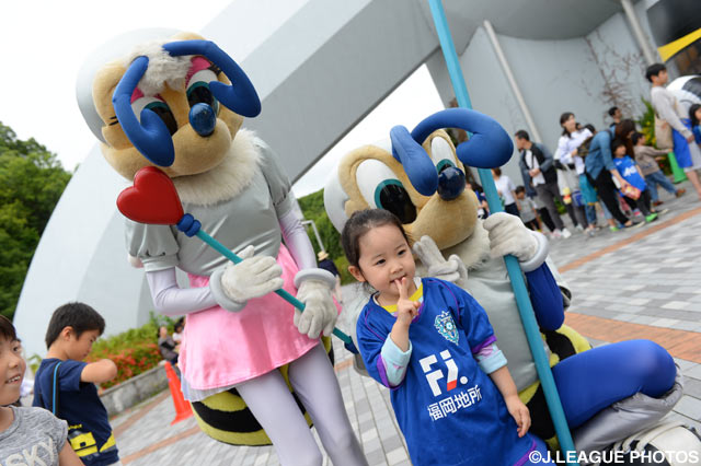 福岡ファンの女の子がアビーくん、ビビーちゃんと記念撮影【ＹＮＣ GS 第7節 福岡vs新潟】