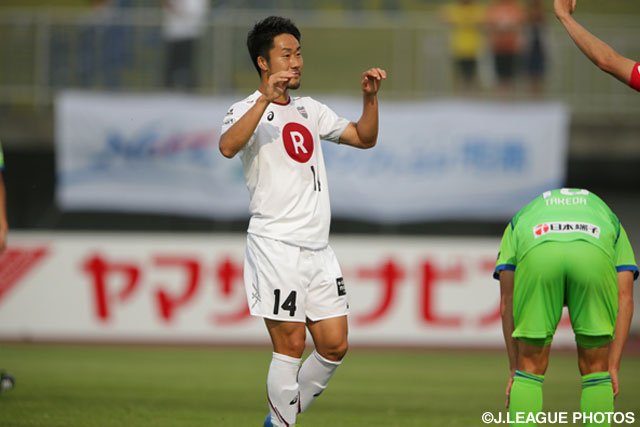 強烈なシュートを突き刺し、追加点を決めた藤田 直之（神戸）【ＹＮＣ GS 第7節 湘南vs神戸】