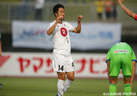 強烈なシュートを突き刺し、追加点を決めた藤田 直之（神戸）【ＹＮＣ GS 第7節 湘南vs神戸】