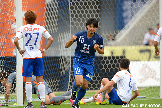 果敢なプレーでダメ押しの4点目を押し込んだ城後 寿（福岡）【ＹＮＣ GS 第7節 福岡vs新潟】