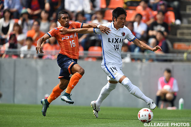 マテウス（大宮）とマッチアップするファン ソッコ（鹿島）【ＹＮＣ GS 第7節 大宮vs鹿島】