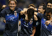 先制点をアシストした宇佐美 貴史(Ｇ大阪／左)が笑顔でガッツポーズ【キリンカップ2016 日本代表vsボスニア・ヘルツェゴビナ代表】