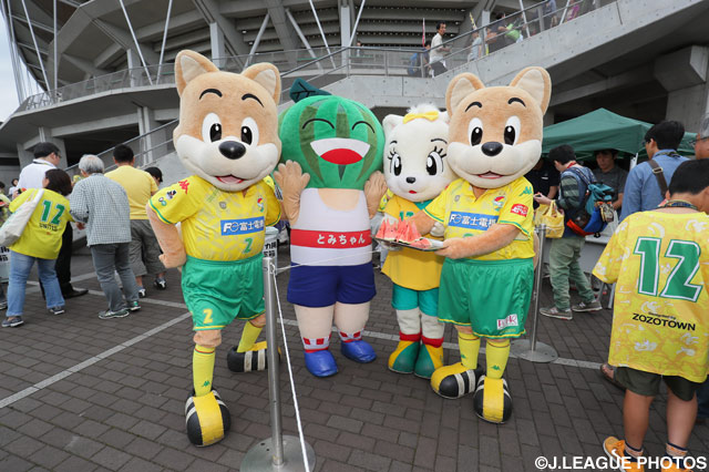 富里スイカのPRキャラクター「とみちゃん」とチームキャラクターのジェフィ・ユニティ・みなちゃんの4ショット！【明治安田Ｊ２ 第17節 千葉vs山形】