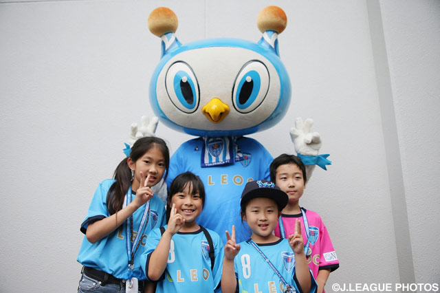 フリ丸となかよく記念撮影！【明治安田Ｊ２ 第17節 横浜FCvs水戸】