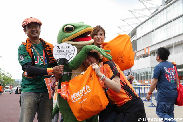 ファン・サポーターと戯れる一平くん。やはり大人気です！【明治安田Ｊ２ 第17節 山口vs愛媛】