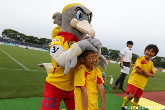 子供たちとじゃれ合うギラン。子供たちも自然と笑みがこぼれます【明治安田Ｊ２ 第17節 北九州vs群馬】