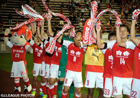 待望のカモンロッソでサポーターと喜びを分かち合う熊本の選手たち【明治安田Ｊ２ 第17節 熊本vs金沢】