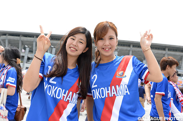 ピースサインで写真に収まる横浜FMの女子サポーター【明治安田Ｊ１ 1st 第15節 横浜FMvs川崎Ｆ】