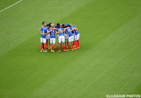 試合前に円陣を組む横浜FMのスターティングイレブン【明治安田Ｊ１ 1st 第15節 横浜FMvs川崎Ｆ】