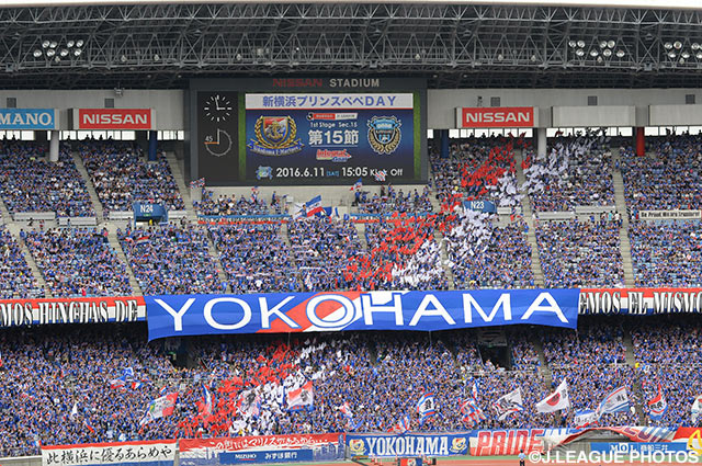 横浜FMのファン・サポーターがコレオグラフィーで選手を鼓舞【明治安田Ｊ１ 1st 第15節 横浜FMvs川崎Ｆ】