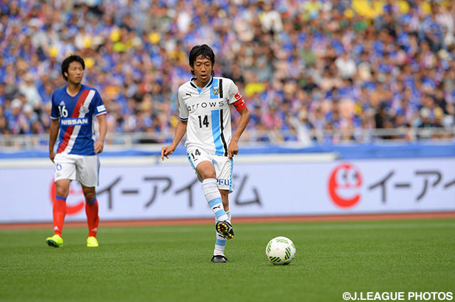 中盤で攻撃のタクトを振る中村 憲剛（川崎Ｆ）【明治安田Ｊ１ 1st 第15節 横浜FMvs川崎Ｆ】
