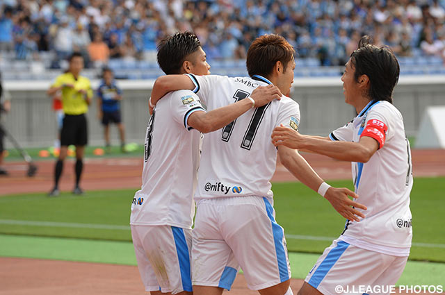 大久保 嘉人の得点を小林 悠と中村 憲剛（以上、川崎Ｆ）が祝福【明治安田Ｊ１ 1st 第15節 横浜FMvs川崎Ｆ】