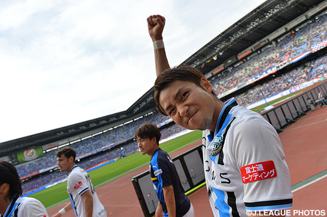 勝利後、カメラの前でガッツポーズをつくる小林 悠（川崎Ｆ）【明治安田Ｊ１ 1st 第15節 横浜FMvs川崎Ｆ】