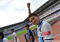 勝利後、カメラの前でガッツポーズをつくる小林 悠（川崎Ｆ）【明治安田Ｊ１ 1st 第15節 横浜FMvs川崎Ｆ】