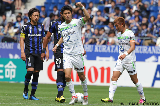 端戸 仁の強烈なシュートが突き刺さり湘南が先制【明治安田Ｊ１ 1st 第15節 Ｇ大阪vs湘南】