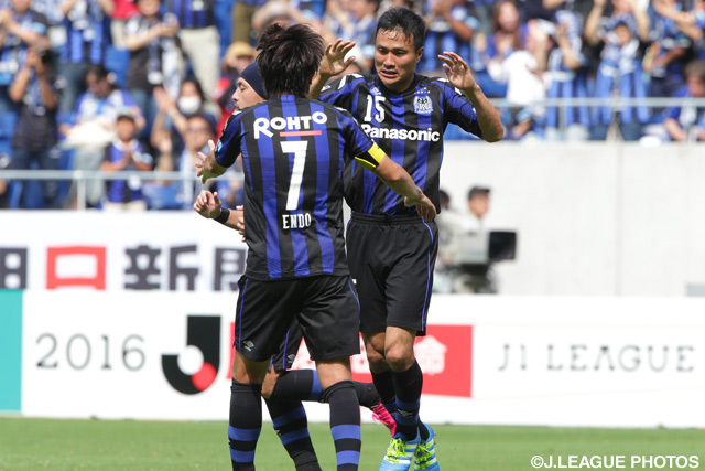 前半終了間際の同点ゴールで試合を振り出しに戻した今野 泰幸（Ｇ大阪）【明治安田Ｊ１ 1st 第15節 Ｇ大阪vs湘南】