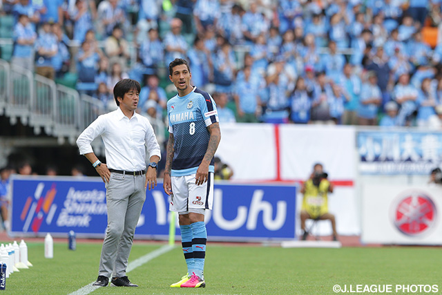 ジェイに直接指示を伝える名波 浩監督（磐田）【明治安田Ｊ１ 1st 第15節 磐田vsFC東京】