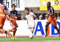 後半開始からピッチに投入された泉澤 仁（大宮）【明治安田Ｊ１ 1st 第15節 新潟vs大宮】