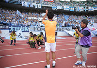 試合後、2年前まで在籍した磐田のファン・サポーターに挨拶を行った前田 遼一（FC東京）【明治安田Ｊ１ 1st 第15節 磐田vsFC東京】