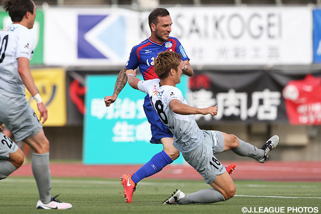 42分に鮮やかな崩しから貴重な決勝点を決めたビリー セレスキー（甲府）【明治安田Ｊ１ 1st 第15節 甲府vs福岡】