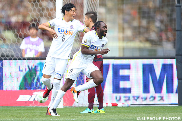 3分にCKから先制ヘッドを押し込んだピーター ウタカ（広島）【明治安田Ｊ１ 1st 第15節 神戸vs広島】