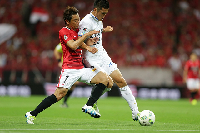 梅崎 司（浦和）にボールを奪わせない植田 直通（鹿島）【明治安田Ｊ１ 1st 第15節 浦和vs鹿島】