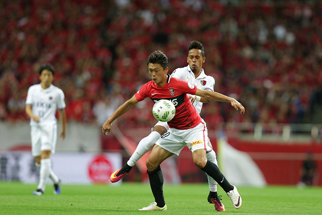 カイオ（鹿島）と競り合う李 忠成（浦和）【明治安田Ｊ１ 1st 第15節 浦和vs鹿島】