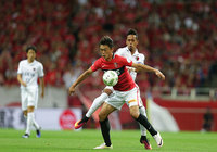 カイオ（鹿島）と競り合う李 忠成（浦和）【明治安田Ｊ１ 1st 第15節 浦和vs鹿島】