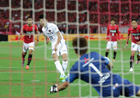 88分に試合を決定づけるPKを決めた鈴木 優磨（鹿島）【明治安田Ｊ１ 1st 第15節 浦和vs鹿島】