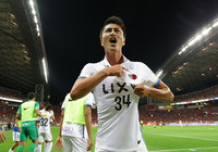 ゴール後にファン・サポーターにアピールする鈴木 優磨（鹿島）【明治安田Ｊ１ 1st 第15節 浦和vs鹿島】