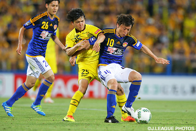 先制点を演出した梁 勇基（仙台）をマークする小林 祐介（柏）【明治安田Ｊ１ 1st 第15節 柏vs仙台】