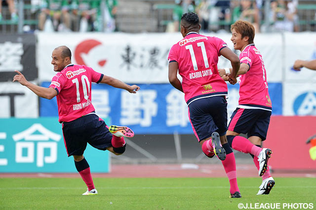 5分にブルーノ メネゲウのゴールで早々と先制したＣ大阪【明治安田Ｊ２ 第18節 岐阜vsＣ大阪】