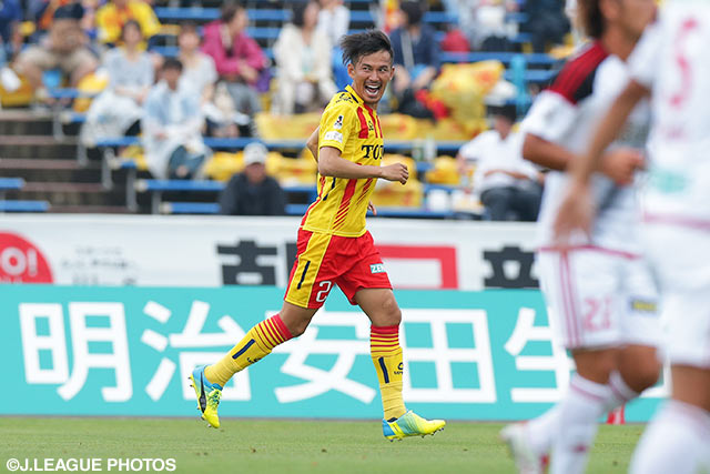 今季初ゴールとなる先制点を流し込んだ石神 直哉（北九州）【明治安田Ｊ２ 第18節 北九州vs金沢】