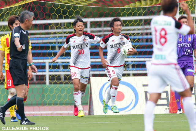 山﨑 雅人（#30）と山藤 健太（#8）の得点で2度同点とした金沢【明治安田Ｊ２ 第18節 北九州vs金沢】