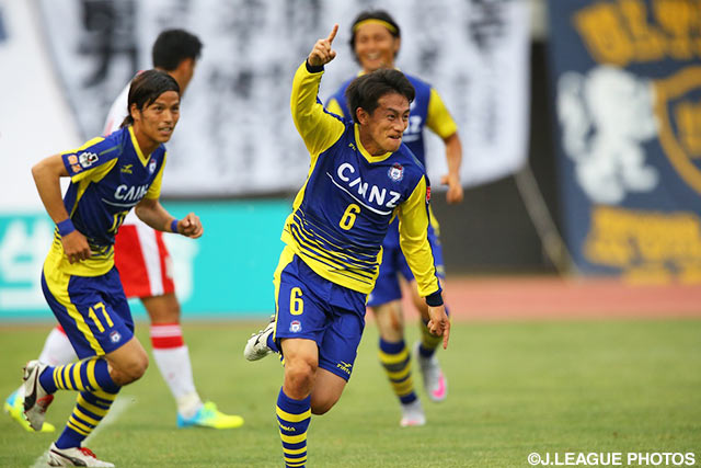 試合終了直前に執念の同点ヘッドを決めた小林 竜樹（群馬）【明治安田Ｊ２ 第18節 群馬vs熊本】