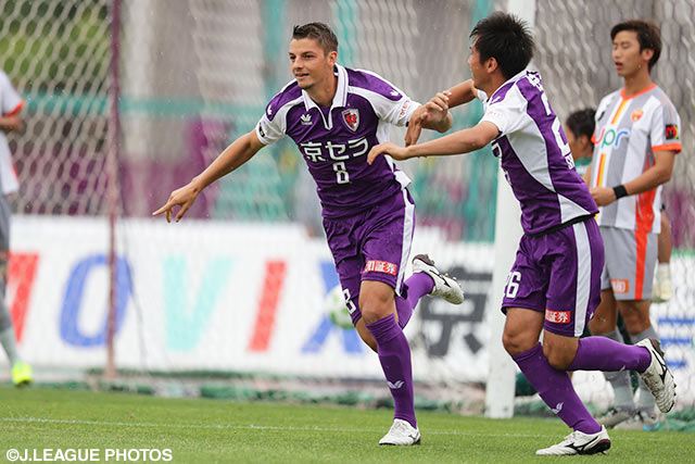 序盤の3分に先制ヘッドを押し込んだアンドレイ（京都）【明治安田Ｊ２ 第18節 京都vs山口】