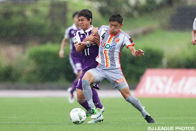 前節2得点の堀米 勇輝（京都）を厳しくマークする小池 龍太（山口）【明治安田Ｊ２ 第18節 京都vs山口】