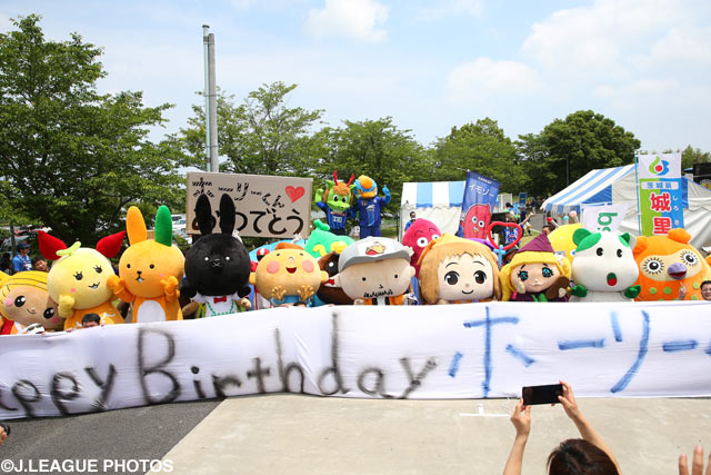 毎年恒例ホーリーくんの誕生日。見よこのお友だちの数を！【明治安田Ｊ２ 第18節 水戸vs町田】