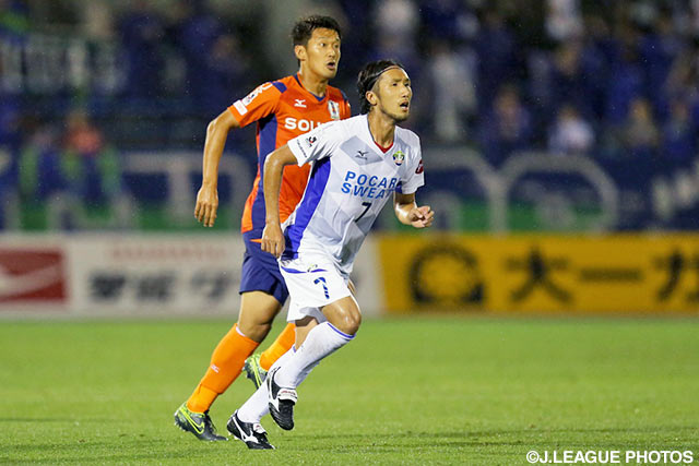 見事なコントロールシュートで追加点を決めた木村 祐志（徳島）【明治安田Ｊ２ 第18節 愛媛vs徳島】