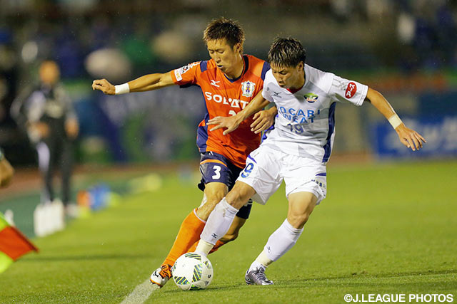 ポスト直撃の惜しいボレーシュートを放った玉林 睦実（愛媛）【明治安田Ｊ２ 第18節 愛媛vs徳島】