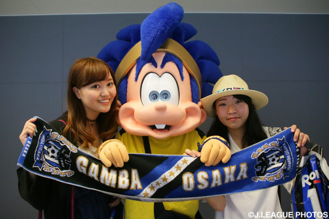 ガンバボーイとタオルマフラーを持って記念撮影！【明治安田Ｊ１ 1st 第10節 Ｇ大阪vs浦和】