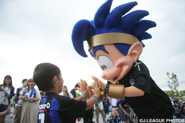 ちびっ子サポーターがガンバボーイとハイタッチ！【明治安田Ｊ１ 1st 第10節 Ｇ大阪vs浦和】