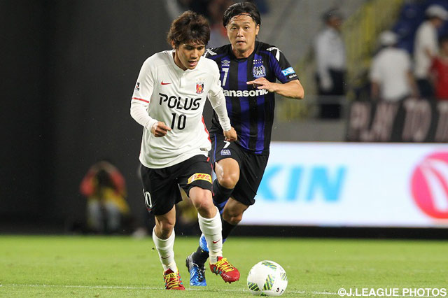 チームの心臓である柏木 陽介（浦和）と遠藤 保仁（Ｇ大阪）【明治安田Ｊ１ 1st 第10節 Ｇ大阪vs浦和】