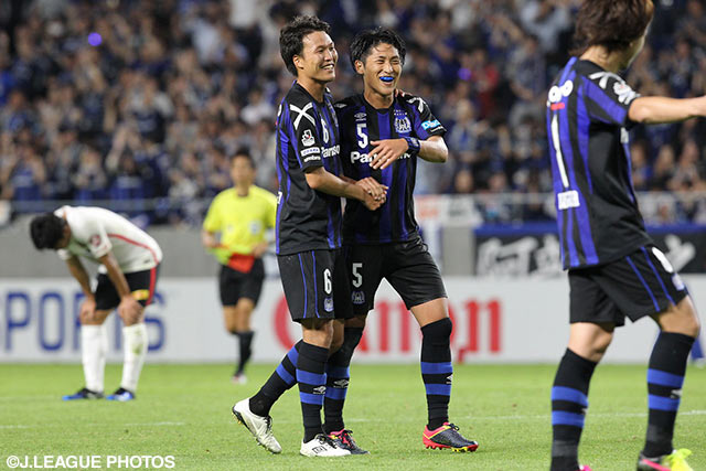 5試合ぶりの無失点に貢献した金 正也（Ｇ大阪 #6）と丹羽 大輝（#5）【明治安田Ｊ１ 1st 第10節 Ｇ大阪vs浦和】