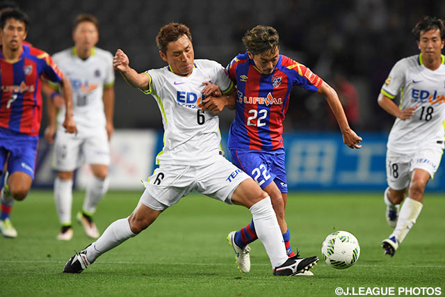 中盤で熱い攻防を繰り広げた青山 敏弘（広島）と羽生 直剛（FC東京）【明治安田Ｊ１ 1st 第10節 FC東京vs広島】