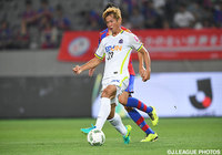 機を見た攻撃参加からシュートを放った塩谷 司（広島）【明治安田Ｊ１ 1st 第10節 FC東京vs広島】