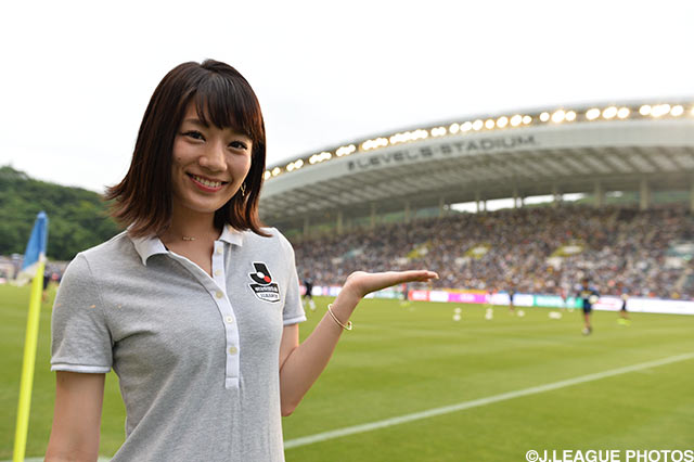 レベルファイブスタジアムのピッチサイドに登場した女子マネ佐藤 美希【明治安田Ｊ１ 1st 第16節 福岡vs川崎Ｆ】